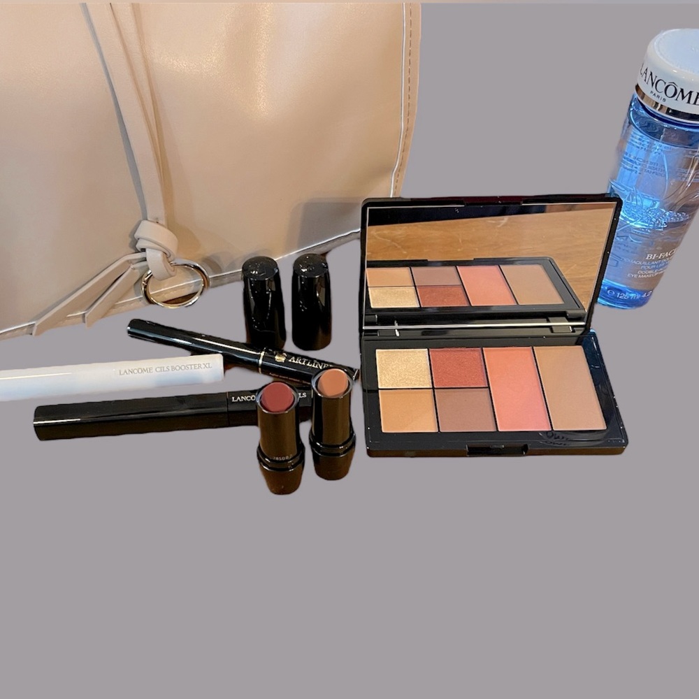 New Lancôme Stylish Travel Bag & Makeup Ensemble